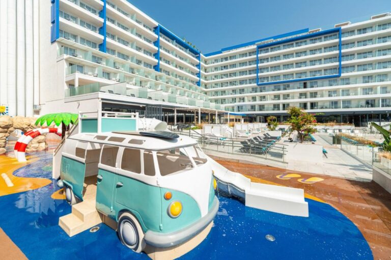 L Azure Hotel 4 Sup piscina para niños